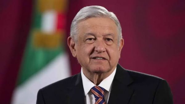 AMLO anuncia vacunación de maestros