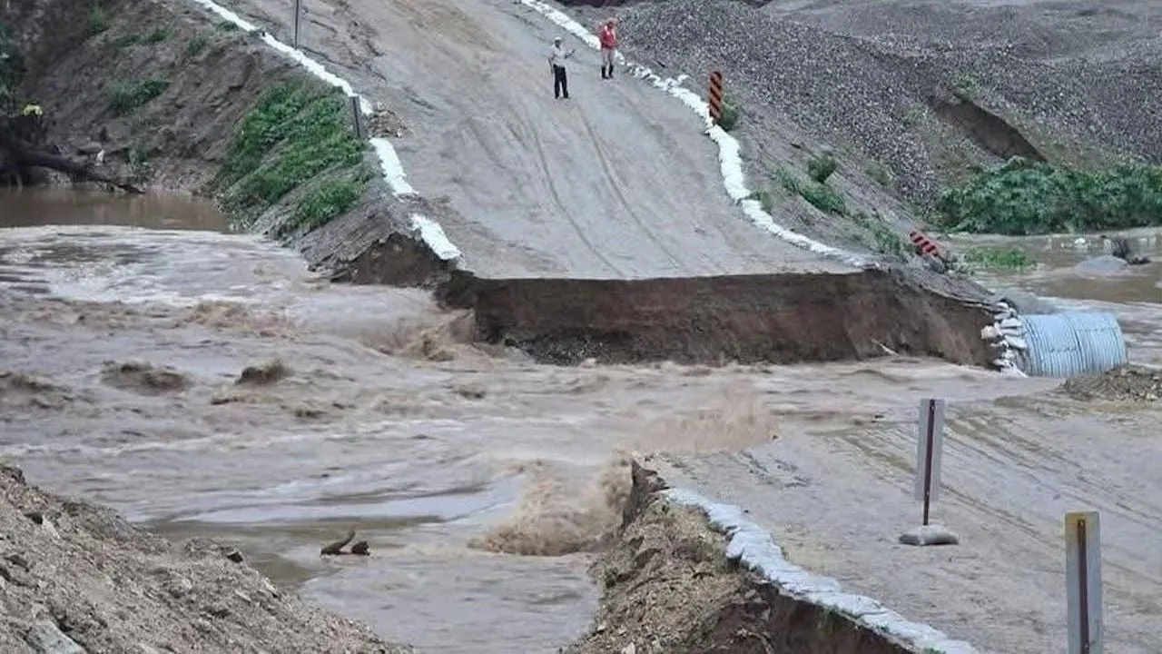 Colapsa puente en Guerrero por la tormenta Dalila