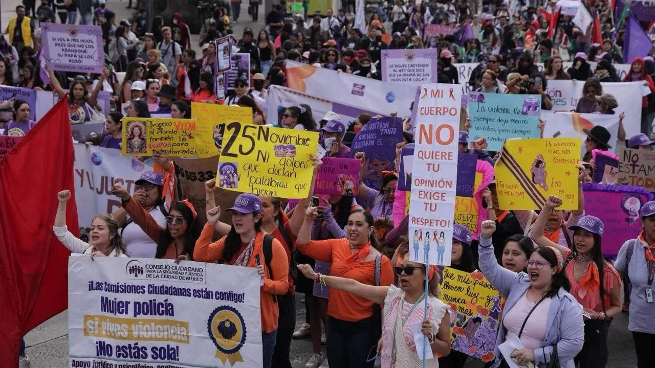 Gobierno de CDMX reporta saldo blanco y afluencia de mil personas en marcha por el 25N
