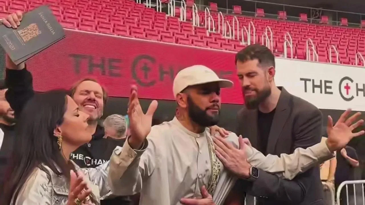 “En la prisión Cristo me ha hecho libre”: Dani Alves regresa a un estadio de futbol como predicador