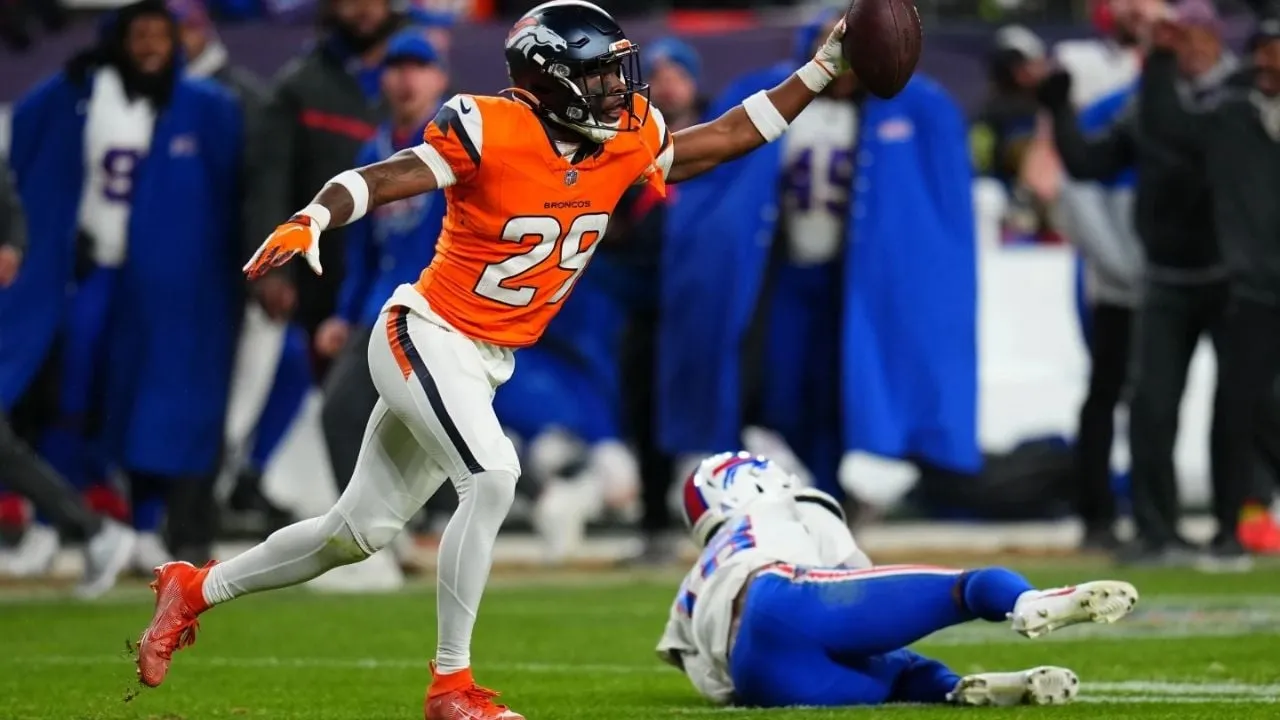 Los Broncos vencen 33-30 a los Bills y avanzan al juego por el título de la AFC