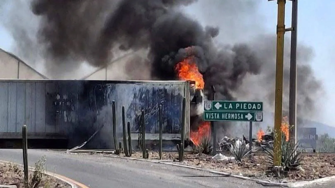 Ola de narcobloqueos sacude a Michoacán; grupos criminales incendian vehículos y Oxxos (Video)