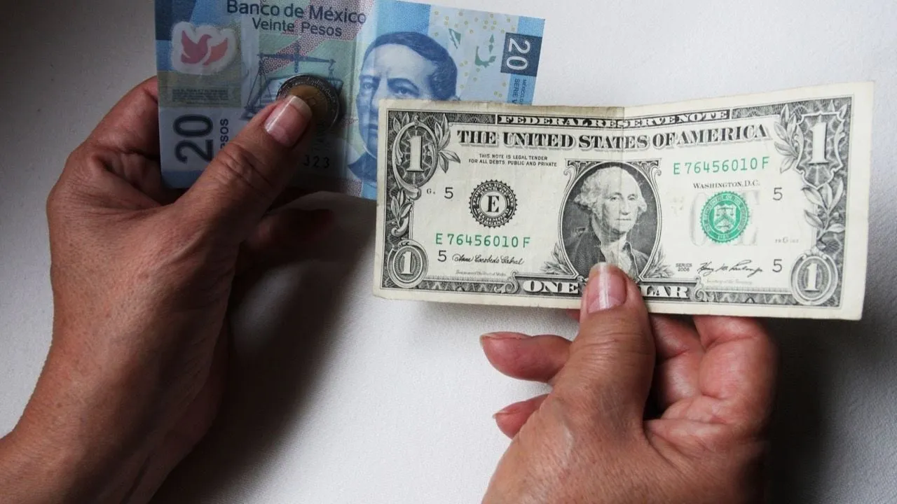 El peso tropieza con la caída de la economía de Estados Unidos