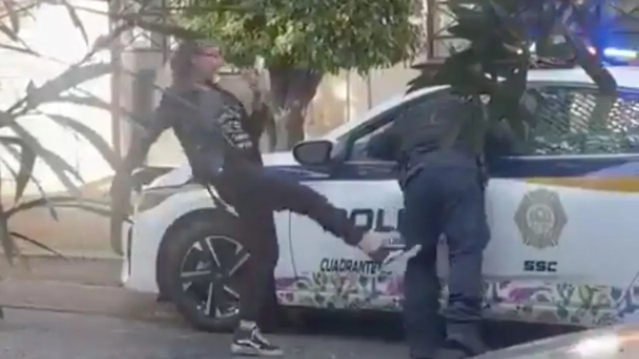 Captan a una mujer insultando y pateando a un policía en la Benito Juárez (Video)