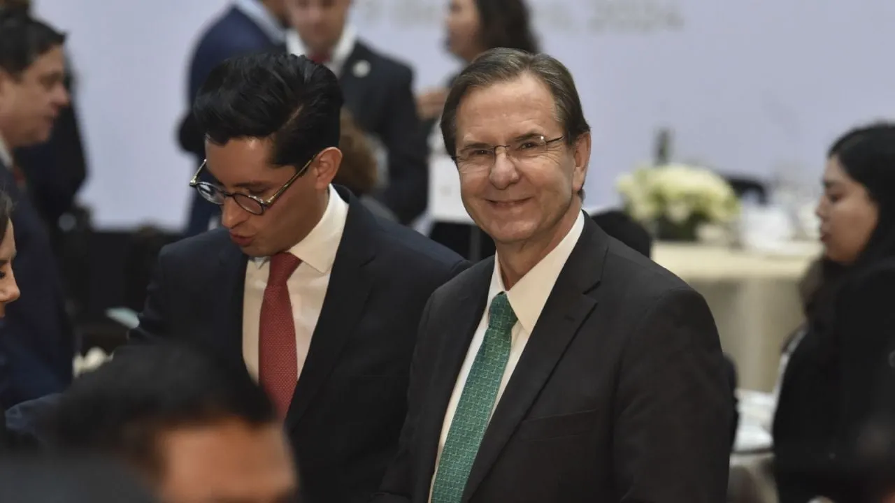 Esteban Moctezuma celebra que cámara baja de EU avaló impuesto de solo 3.5% a remesas