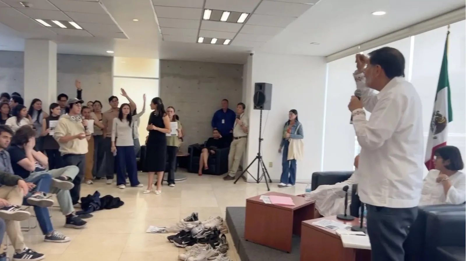 Confrontan a Noroña en el CIDE por Teuchitlán: “de los 200 zapatos, no hay un solo nombre”, responde