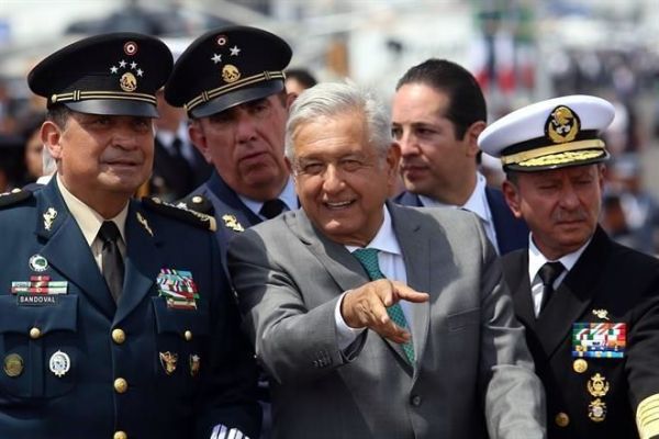 Obreros denuncian a Militares, AMLO los defiende. 