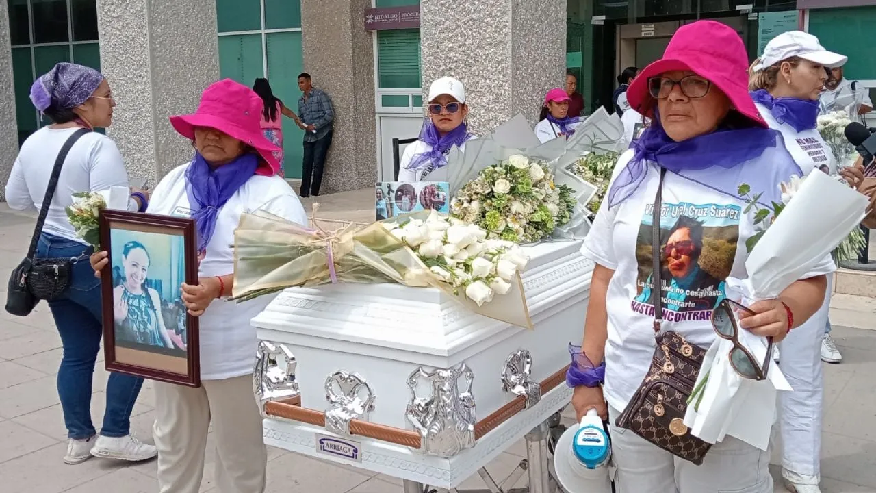 Familiares de víctima de feminicidio protestan con restos exhumados ante Procuraduría de Hidalgo