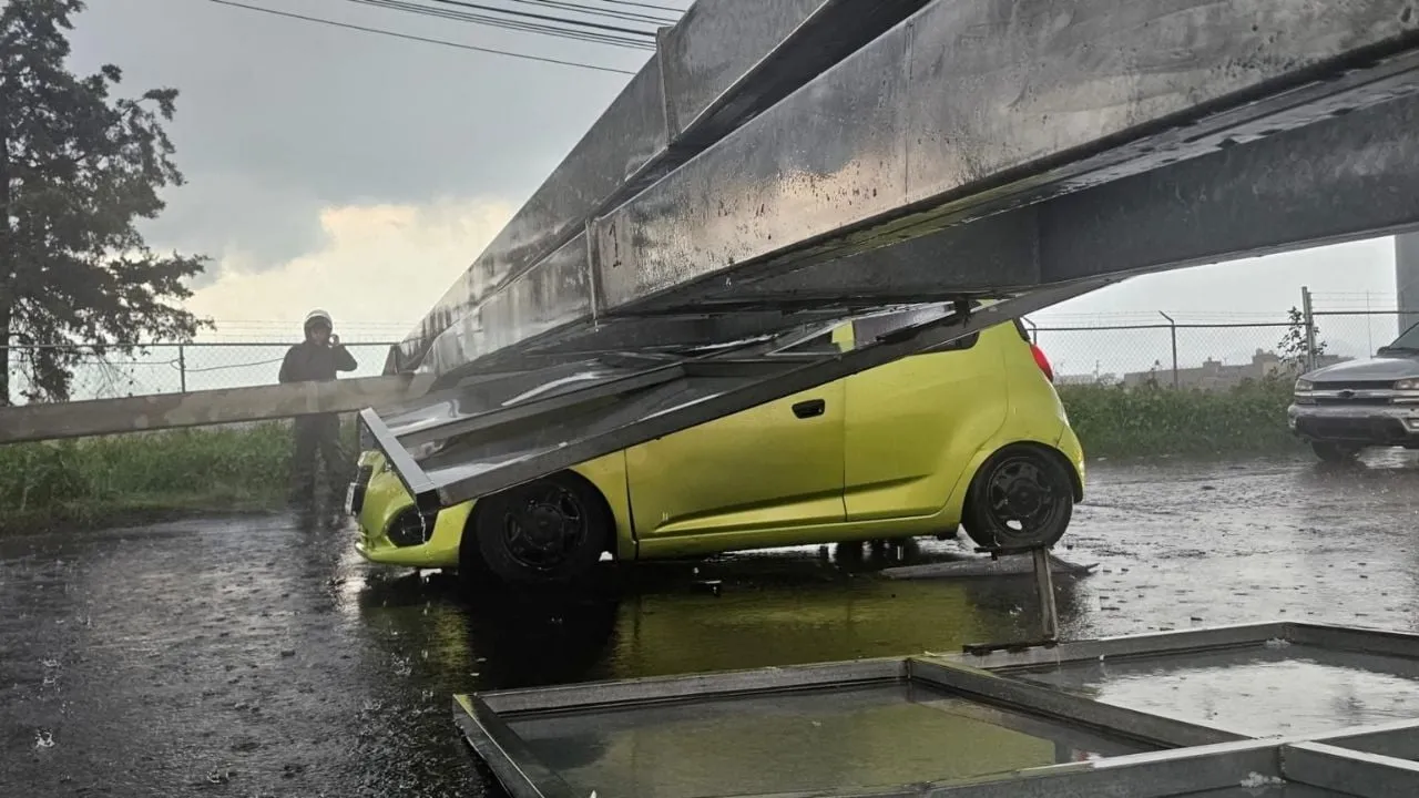 Graban la caída de un espectacular sobre vehículos en la carretera México-Cuautla (Video)