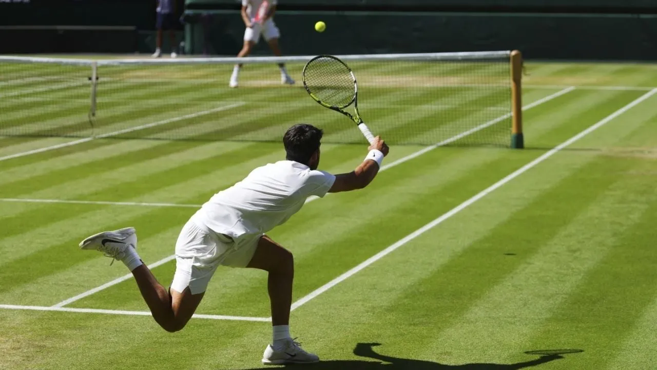 El dos veces campeón defensor Carlos Alcaraz vence a Taylor Fritz y regresa a la final de Wimbledon