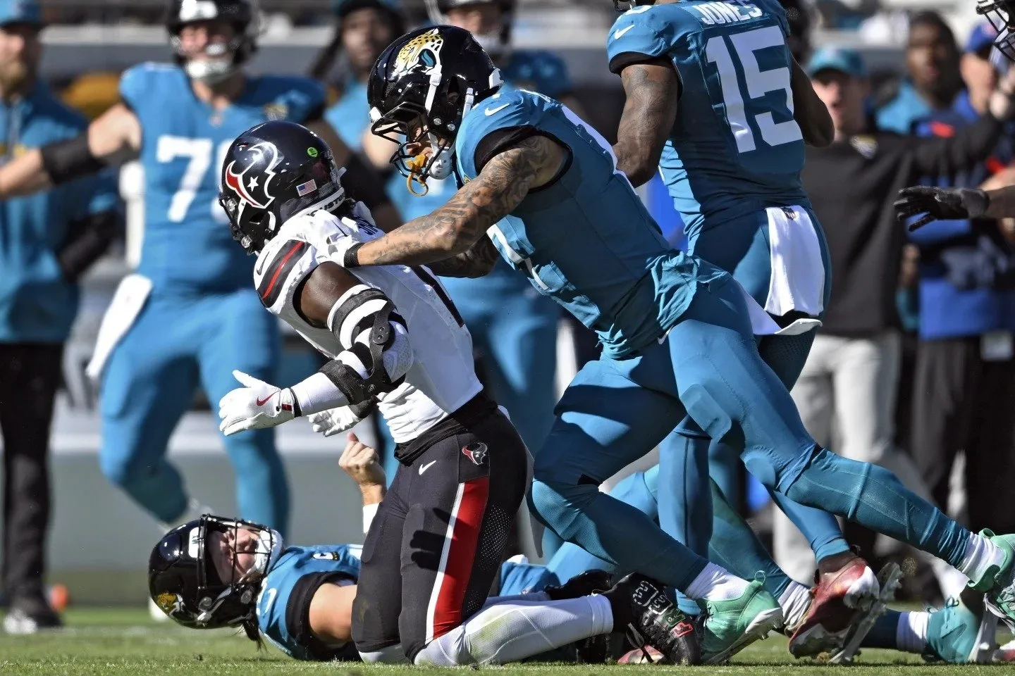 Trevor Lawrence, quarterback de los Jaguars, salió en camilla por una conmoción cerebral (Videos)