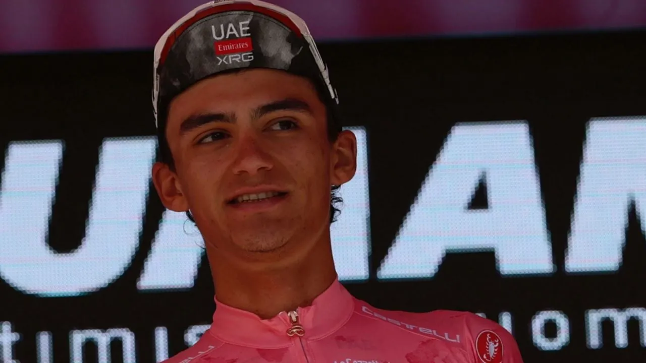 Isaac del Toro mantiene el liderato en el Giro de Italia tras etapa contrarreloj