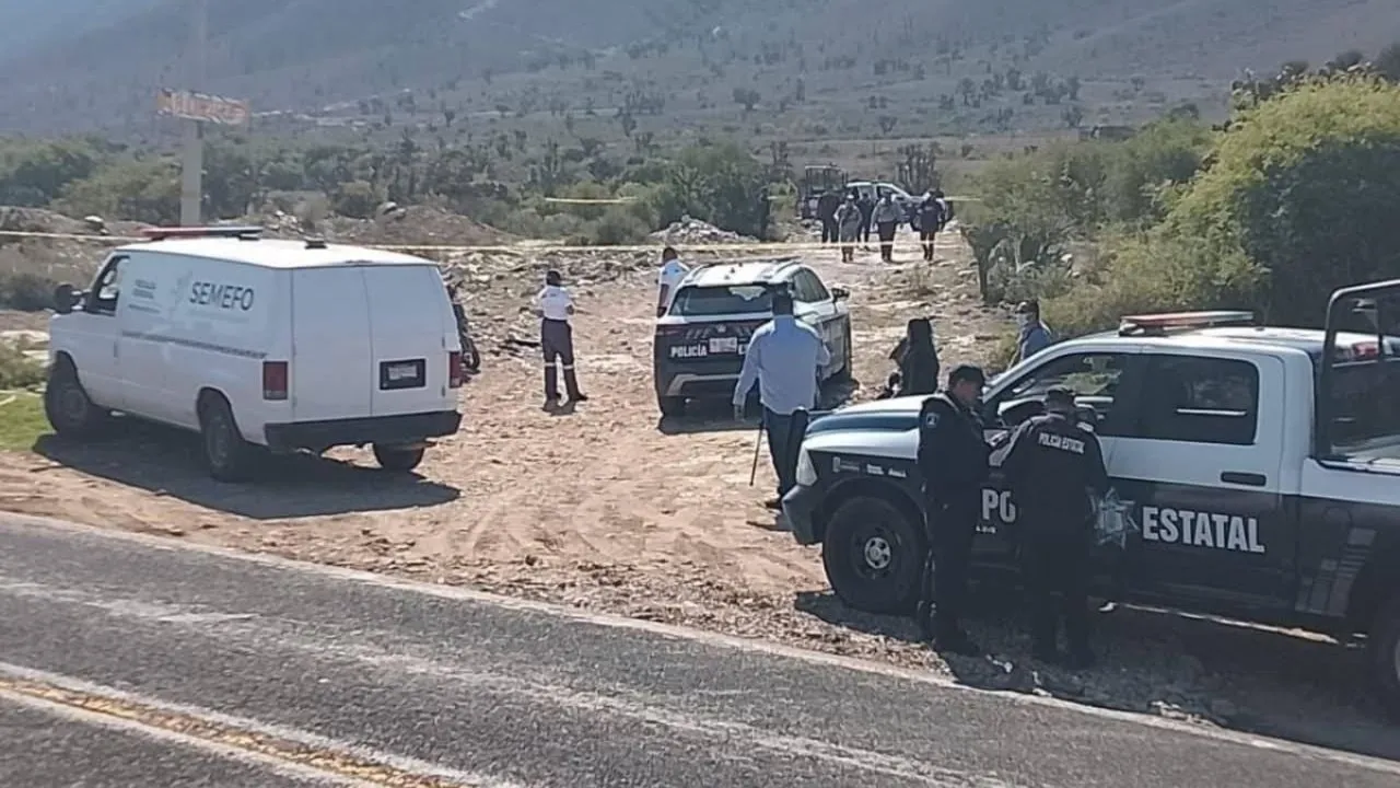 Encuentran a tres hombres y una mujer ejecutados en un auto en Puebla