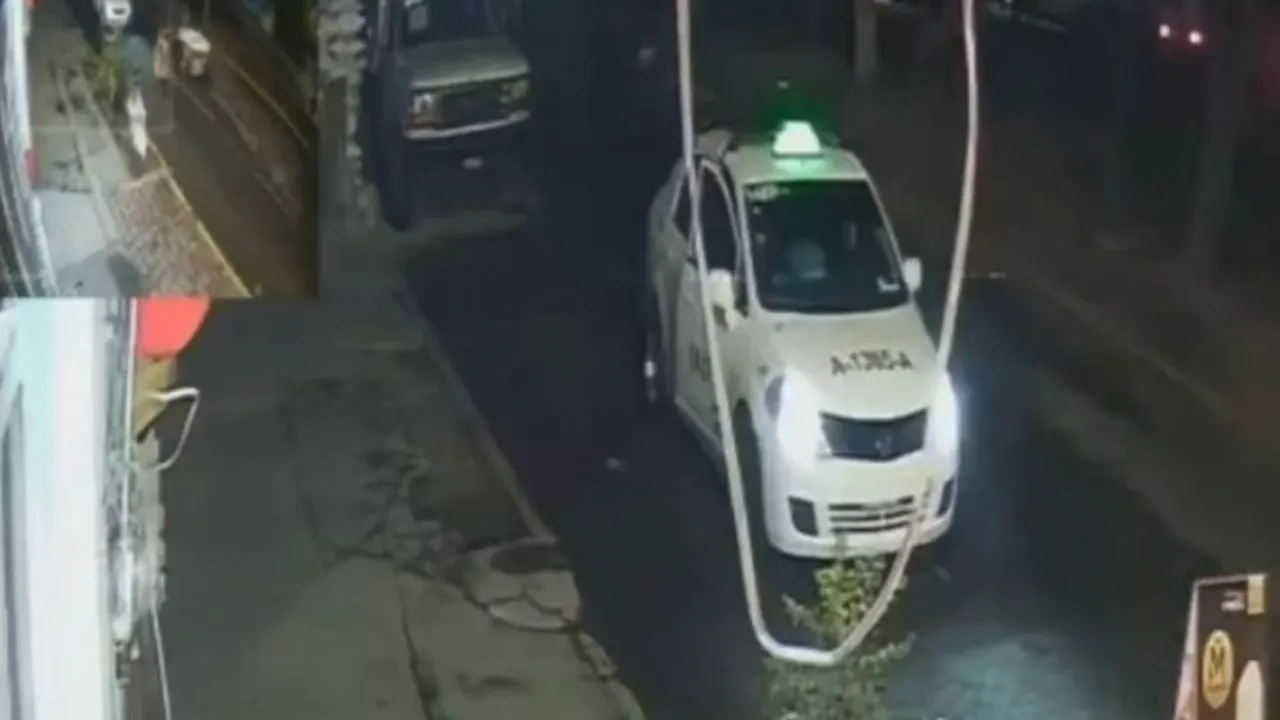 Policías de la CDMX “empujan” taxi con dos ejecutados de Azcapotzalco a Naucalpan (Video)
