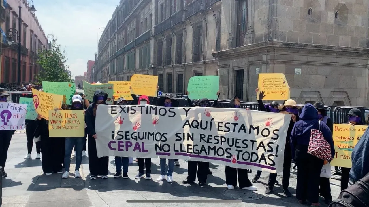 Mujeres protestan afuera de Palacio Nacional durante Conferencia Regional sobre la Mujer