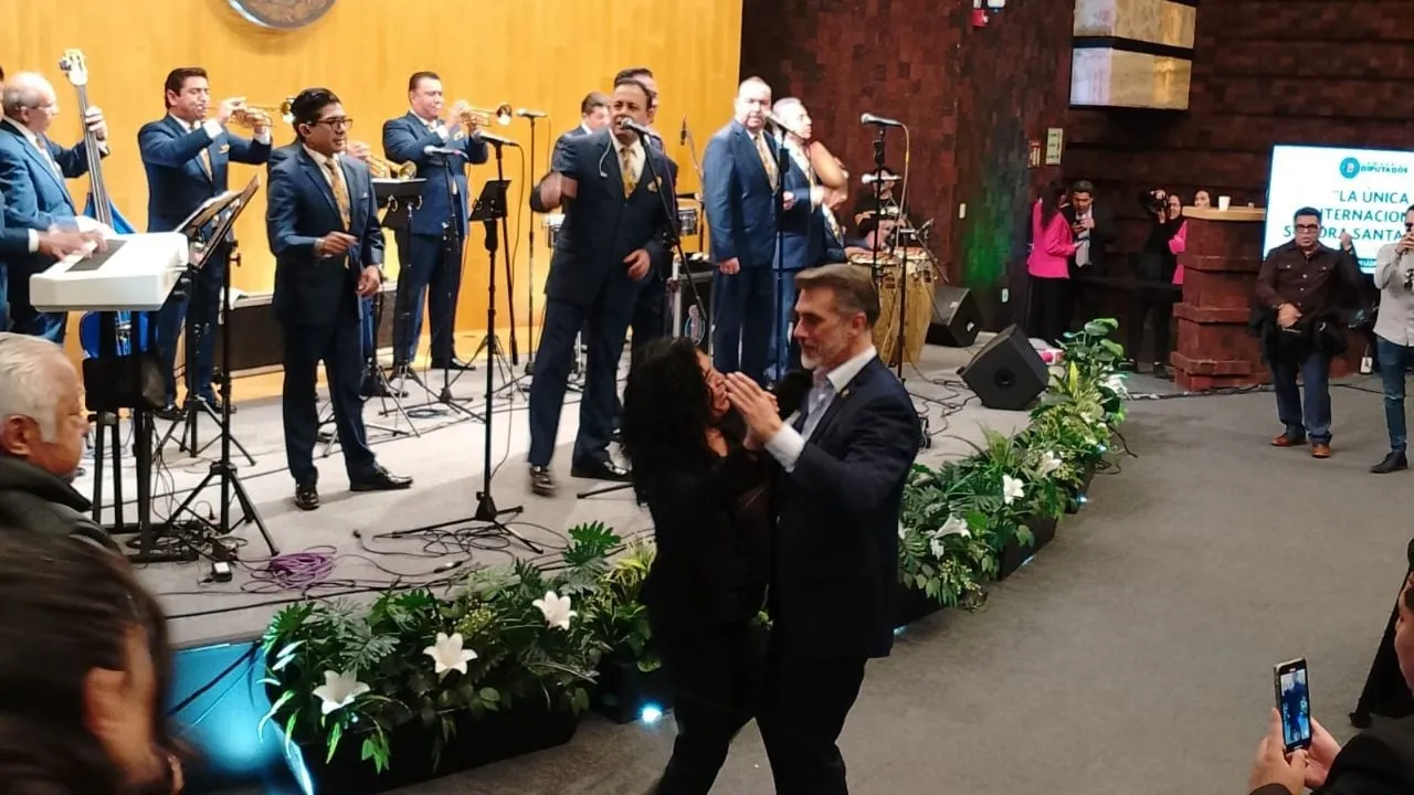 Ricardo Monreal “regaña” a diputados por baile con La Sonora Santanera (Video)