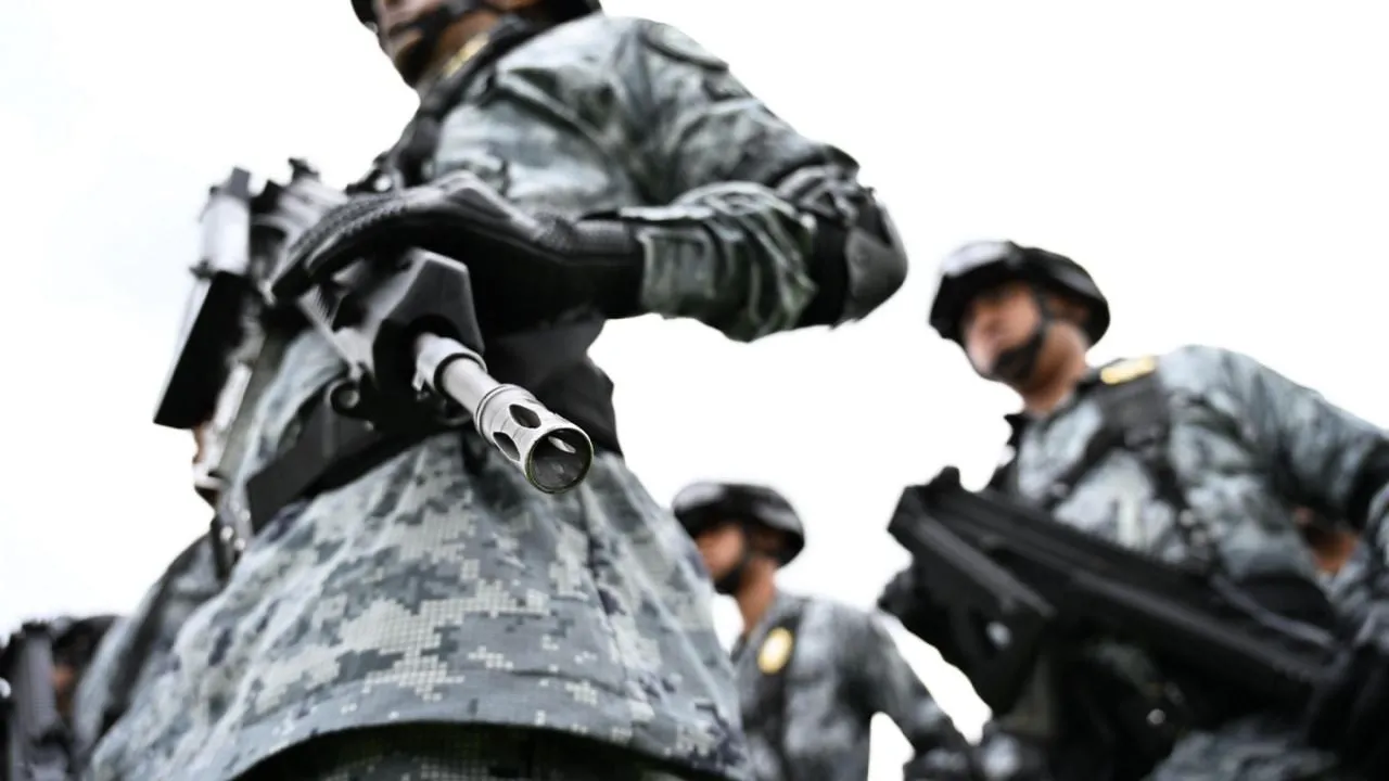 Organizaciones piden a legisladores frenar reformas; advierten espionaje y militarización
