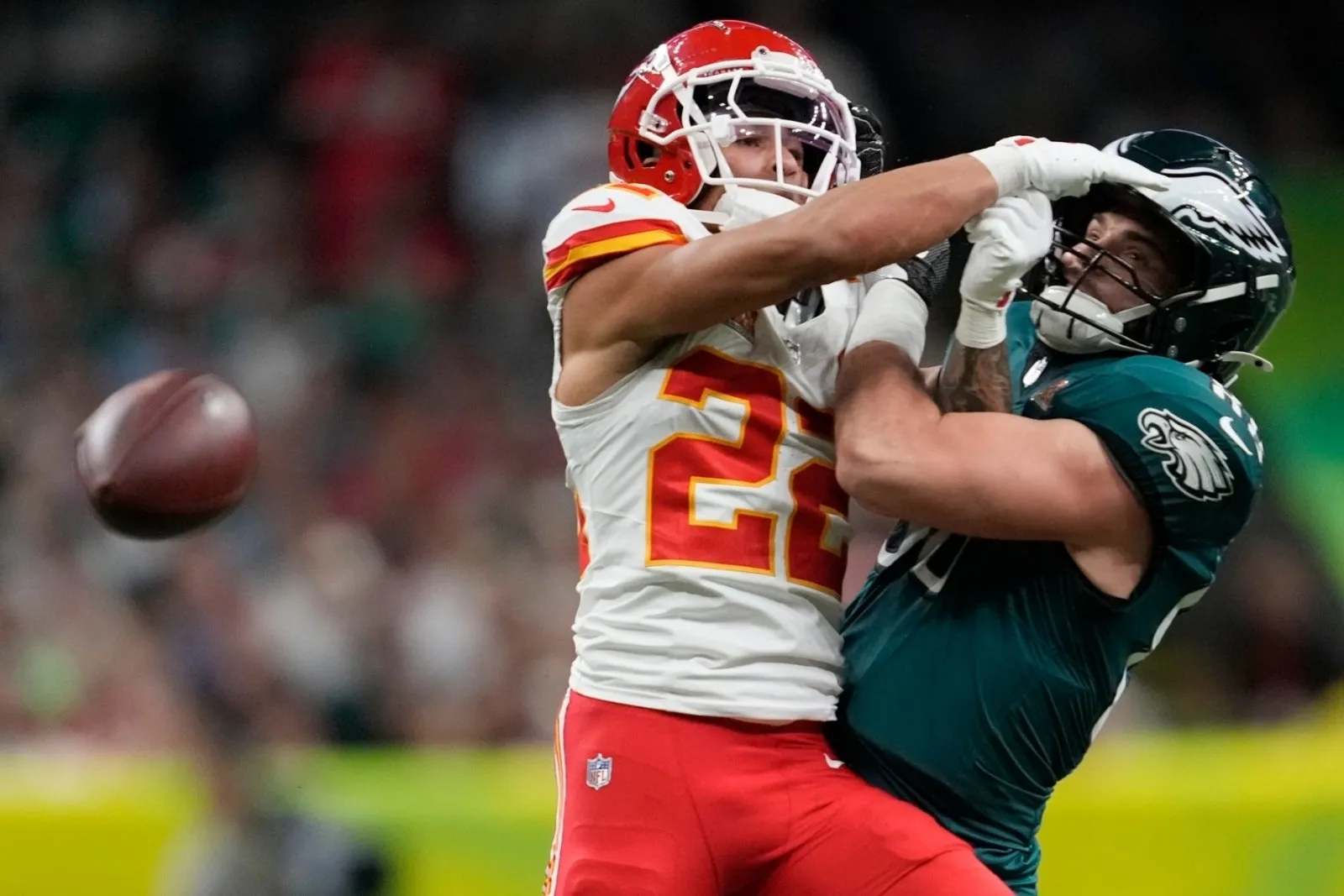 Decisiones arbitrales afectan significativamente el primer cuarto del Super Bowl