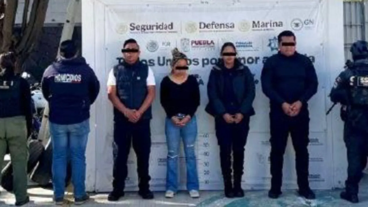 Detienen a policías municipales de Puebla vinculados a La Barredora
