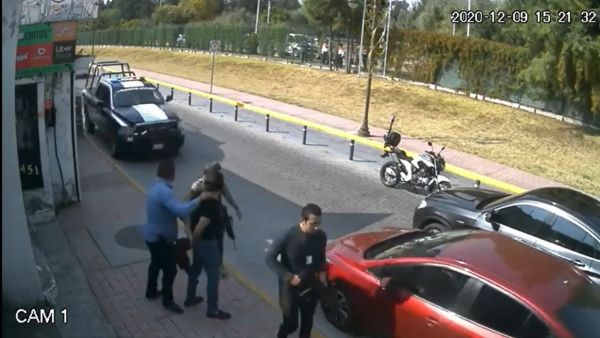 Choca su BMW contra la policía para no ser detenido y ... lo detienen !!