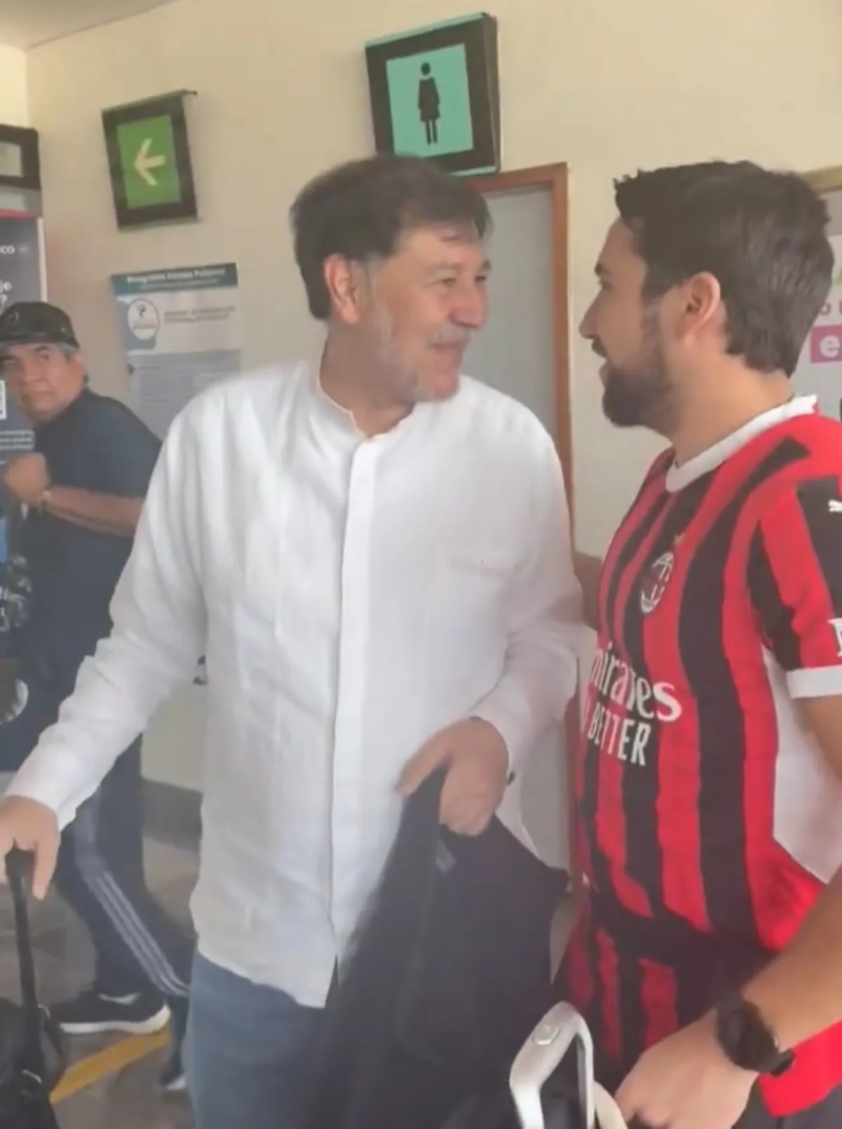 Fernández Noroña se encuentra a Felipe Calderón en el avión: “se me escondió” (Video)