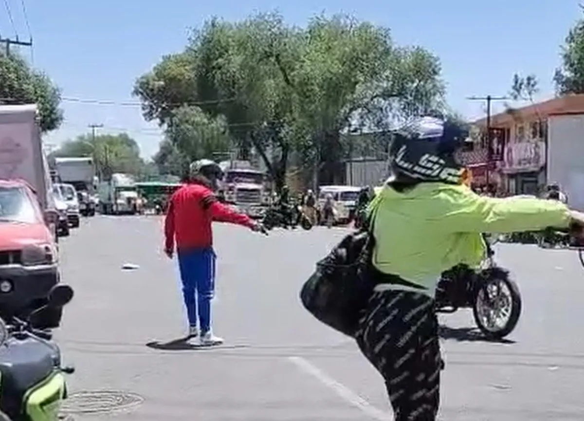 Motociclista armó balacera con policías porque no pudo pasar en bloqueo vial en avenida Tláhuac (Videos)