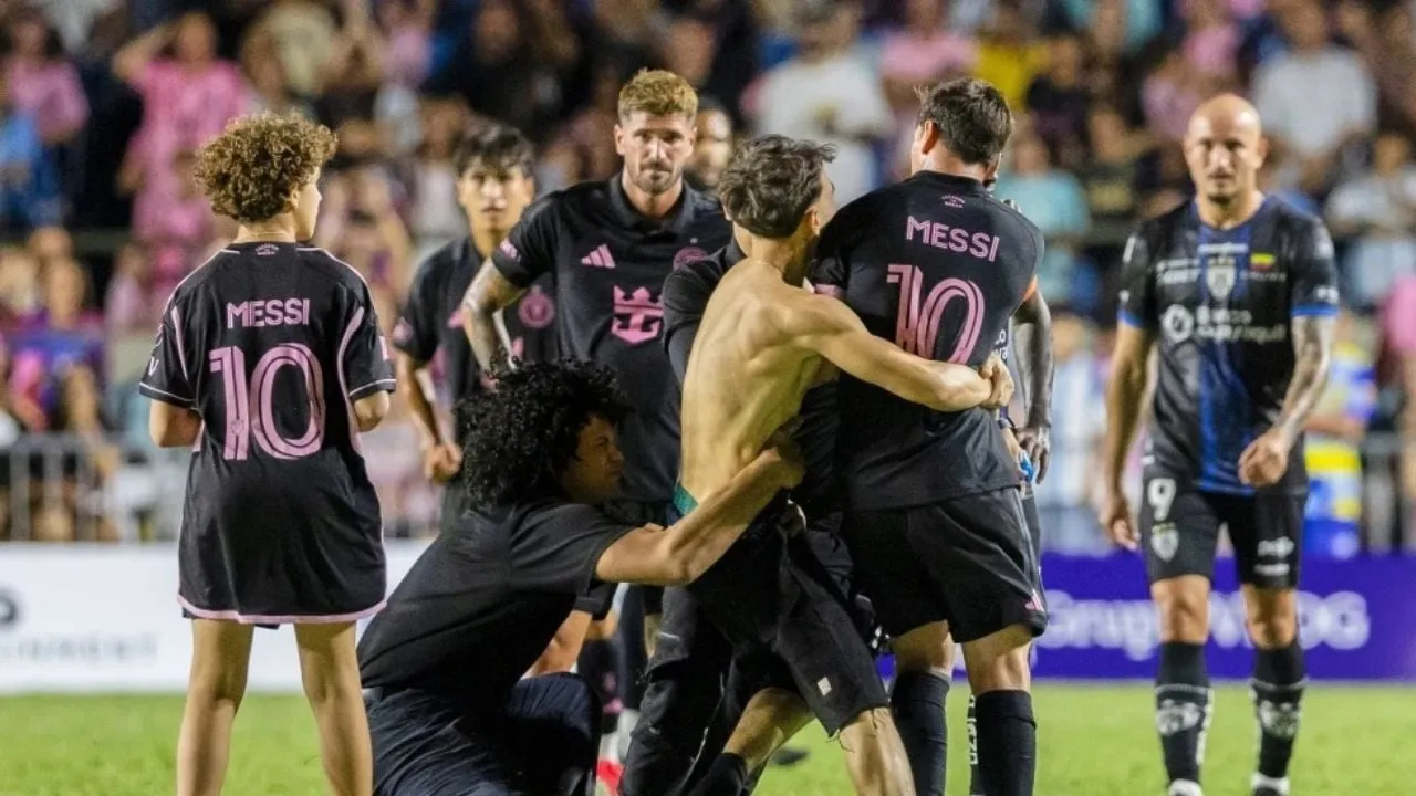Fanático invade cancha en Puerto Rico y derriba a Messi en amistoso del Inter Miami (Video)
