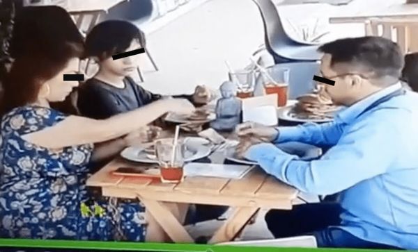 VIDEO| Familia pone cabello en su comida para no pagar