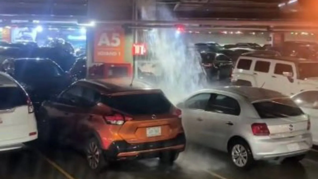 Cae cascada de agua sobre vehículos en Plaza Miyana Polanco (Video)