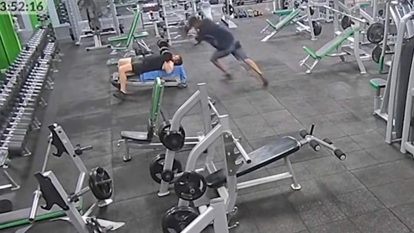 GYM: Le aplasta la cabeza con pesa de 20 kg, simula accidente VIDEO