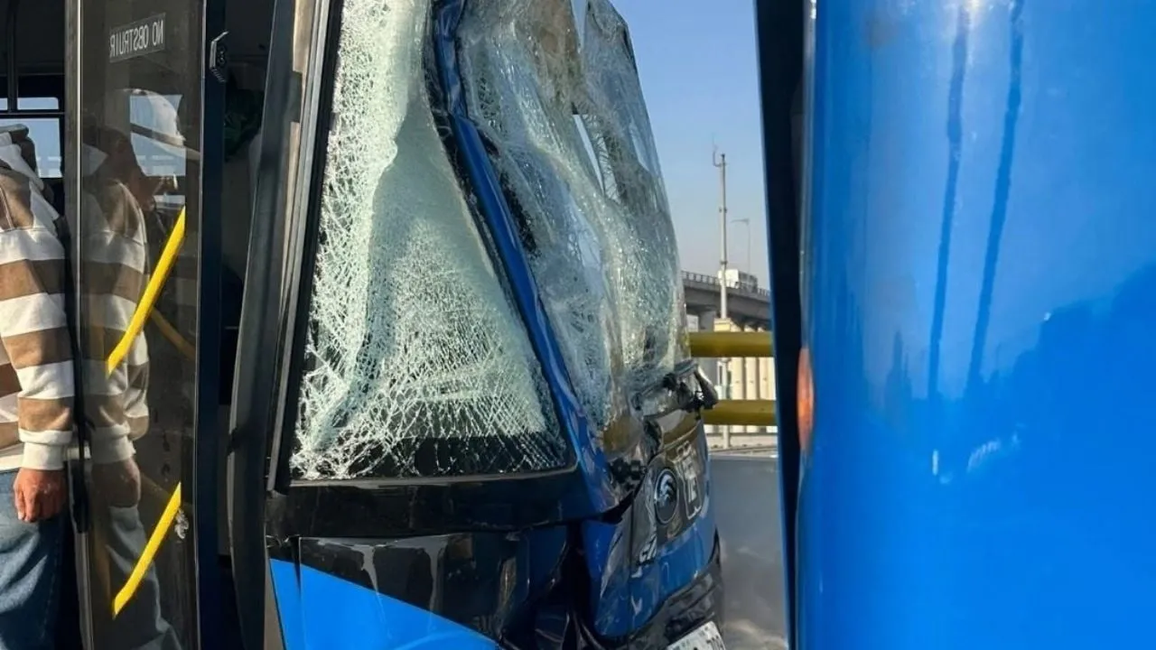 Choca Trolebús elevado a la altura de la estación Santa Martha; hay 26 heridos