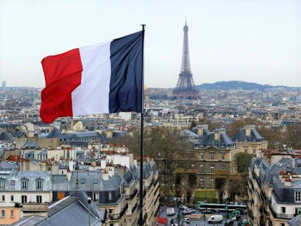 Toque de queda en París y otras ciudades de Francia.