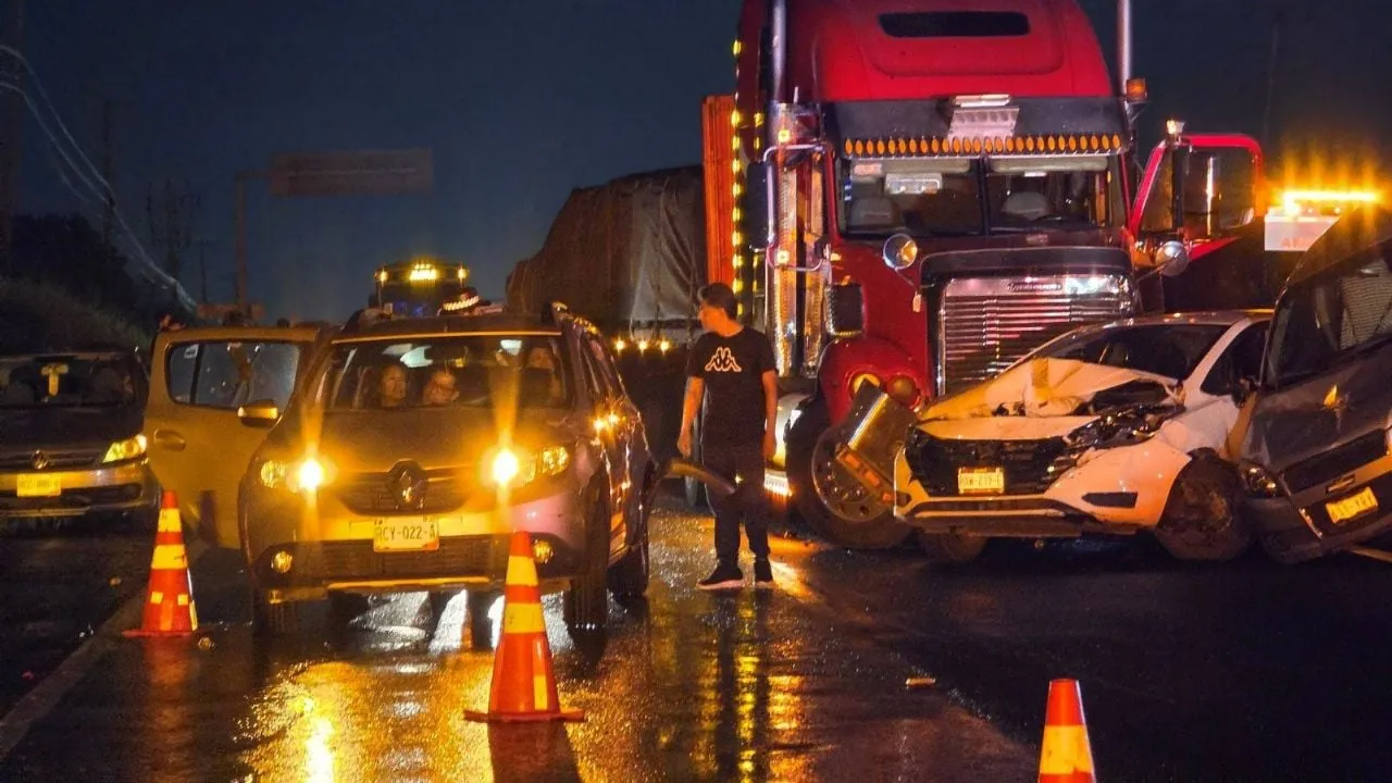 Tráiler sin frenos embiste a ocho vehículos en la México-Acapulco; el conductor se dio a la fuga