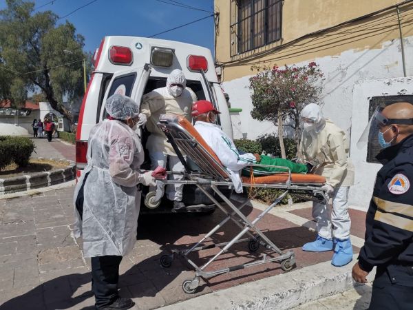 Familiares abandonan en Ecatepec a ancianito en la calle tras presentar síntomas de COVID19 