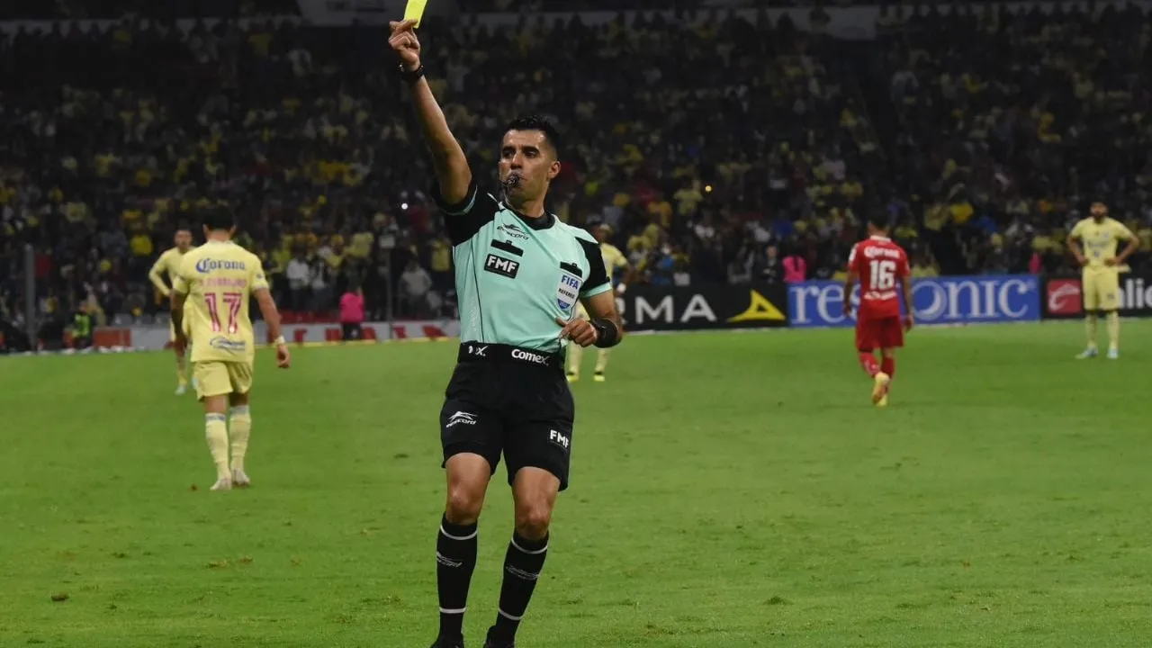 FMF entregó 54 gafetes internacionales a árbitros mexicanos