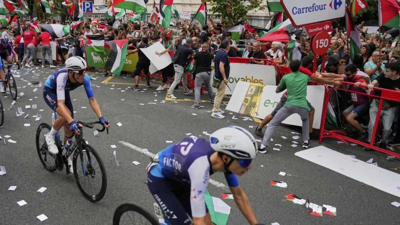 Un manifestante pro-Palestina provoca accidente durante la Vuelta a España