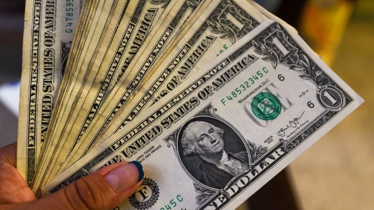 Peso gana en medio de confrontación de Estados Unidos y Canadá