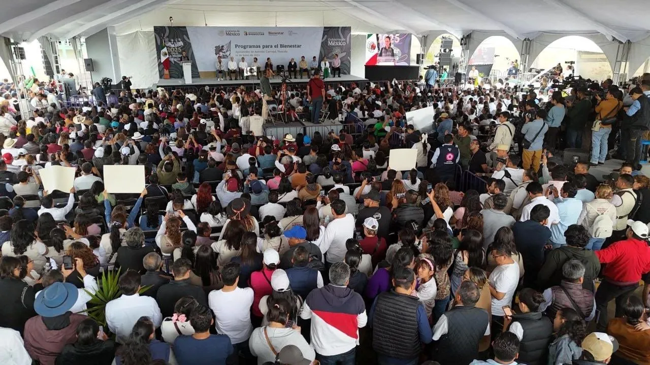 Manifestantes interrumpen discurso de Sheinbaum durante su visita al Hospital General en Tulancingo