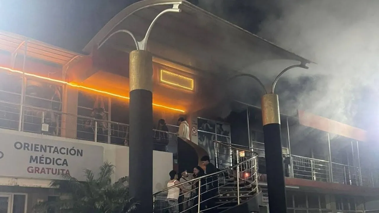 Hombres armados incendian dos bares en Villaflores, Chiapas (Video)