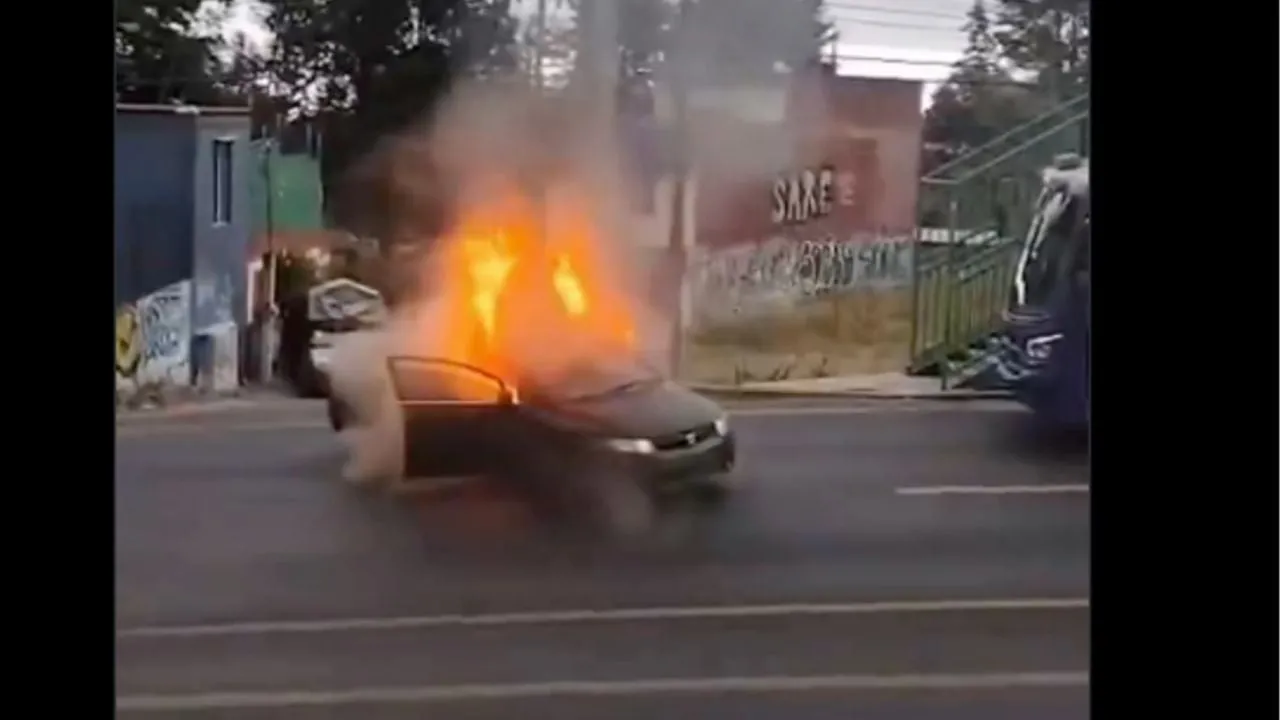 Queman vehículo sobre la México-Cuernavaca, en Tlalpan; desata alertas tras muerte de "El Mencho" (Video)