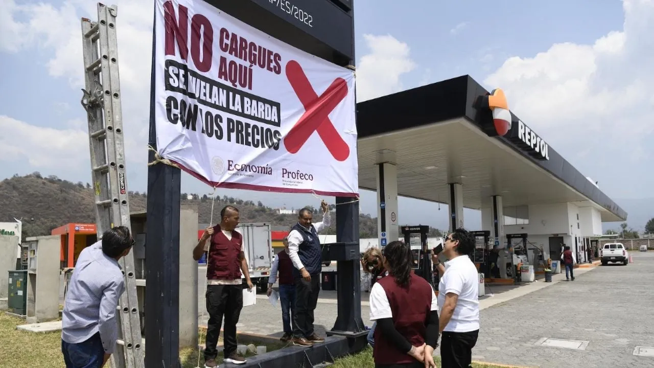 Profeco coloca lonas en gasolinerías que venden más cara la gasolina
