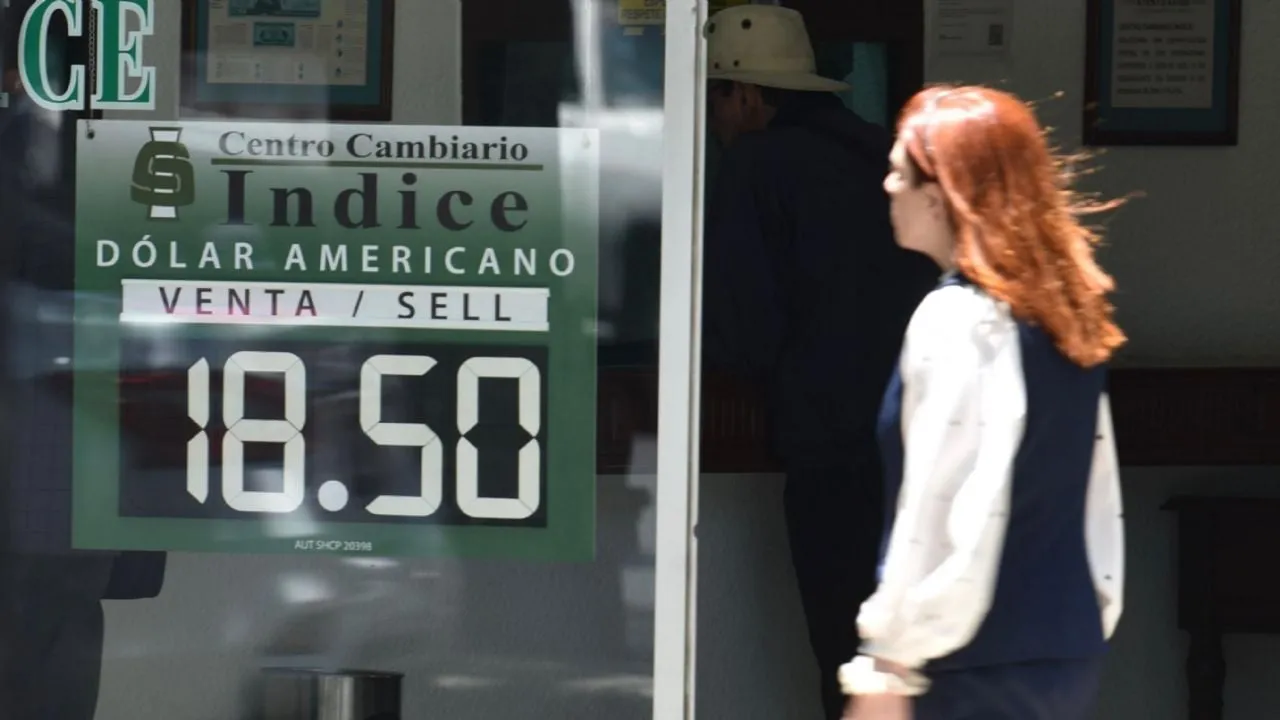 El peso avanza frente al dólar tras dato de inflación en EU