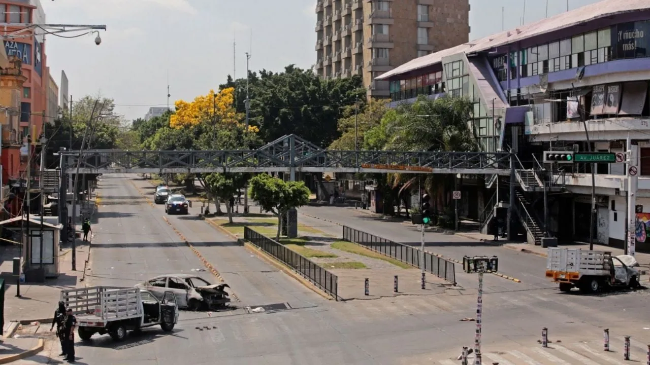 Narcobloqueos paralizan Guadalajara; comercios, transporte y actividades quedan suspendidos