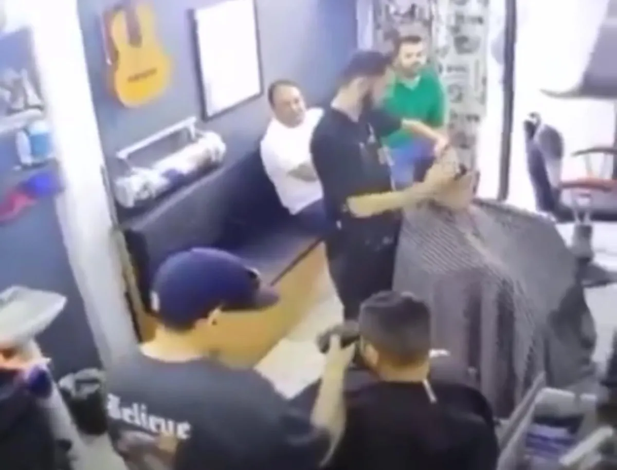 Niño se cubre el rostro al presenciar ejecución de un exlíder de Los Zetas en Sinaloa (Video)