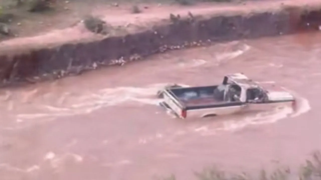 Mueren dos mujeres tras intentar cruzar en camioneta por la corriente de un río en Durango