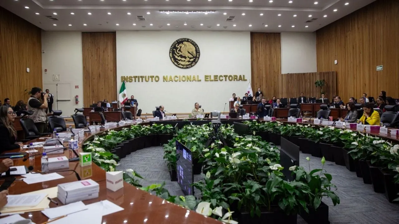 Funcionario del INE rehúye preguntas sobre proceso contra consejeros