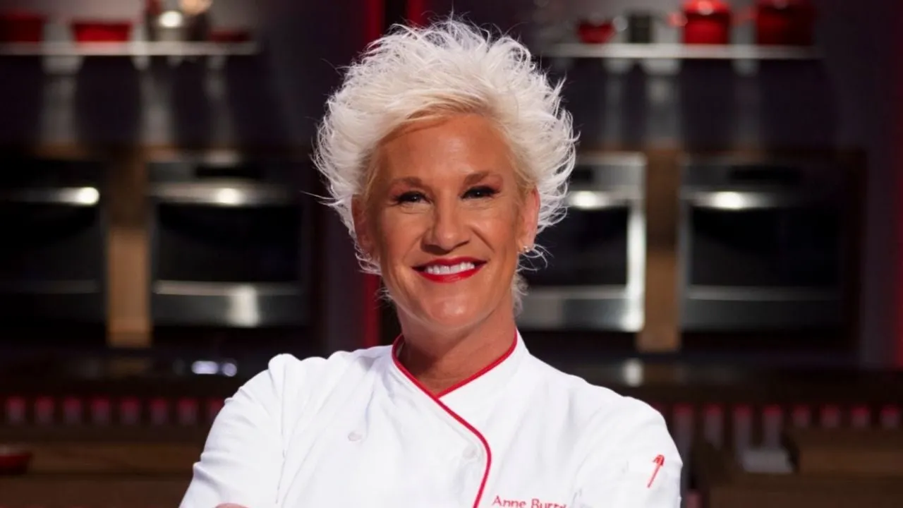 Murió la chef estadunidense Anne Burrell, presentadora de programas de cocina