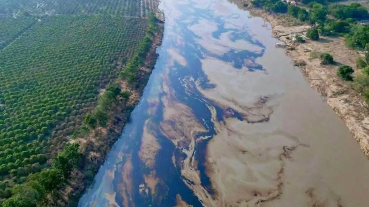 Derrame de hidrocarburo contamina ocho kilómetros del río Pantepec en Veracruz (Video)