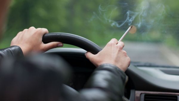 Te prohibirán fumar en tu auto