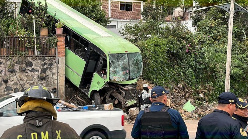Aparatoso accidente de un autobús en la México-Cuernavaca deja 37 heridos